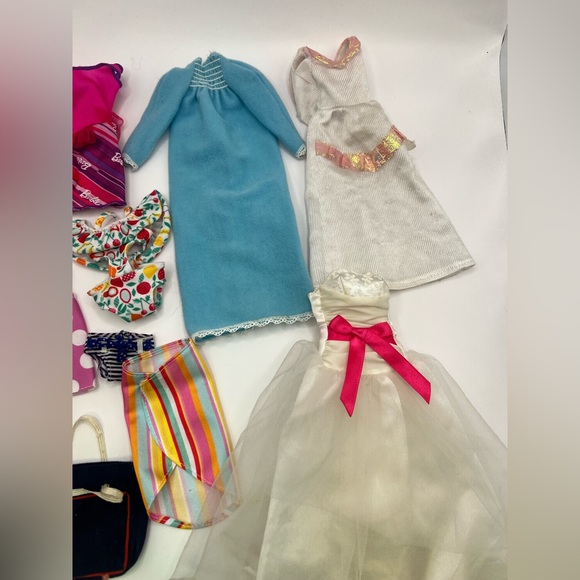 Assorted Doll Clothes Set that can fit Barbie. - Picture 14 of 16